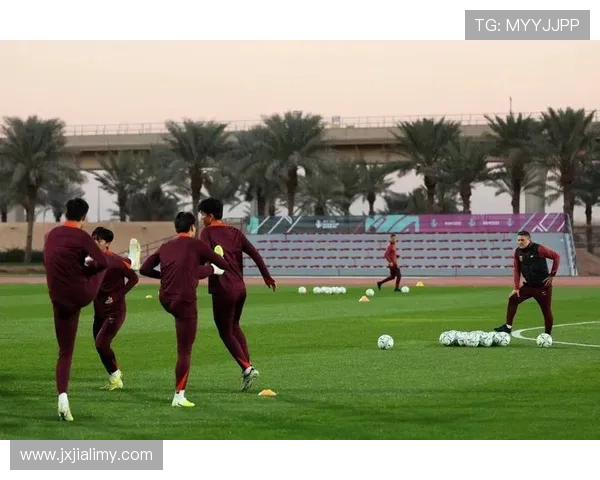 阿什拉夫双脚能力表现稳健，足球界多面手崛起引发关注