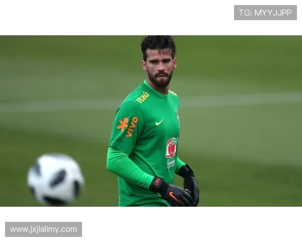 阿利松 vs 诺伊尔:传统门神与清道夫风格的融合典范 阿利松 vs 诺伊尔:传统门神与清道夫风格的融合典范